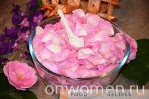 Marmellata di petali di rosa tea senza cottura