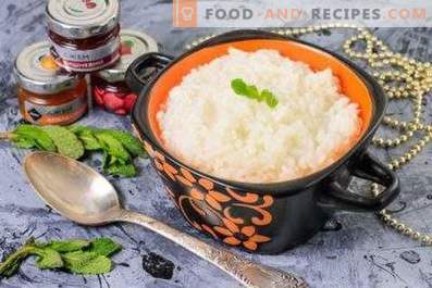Porridge di riso sull'acqua in un multicooker