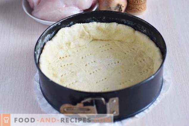 Aprire la torta con pollo e patate sotto la crosta di formaggio