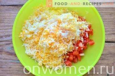 Tartellette con formaggio, pomodori e uova