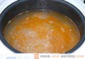 Zuppa di riso con polpette in una pentola a cottura lenta