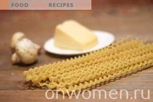 Pasta con funghi e formaggio in salsa di panna