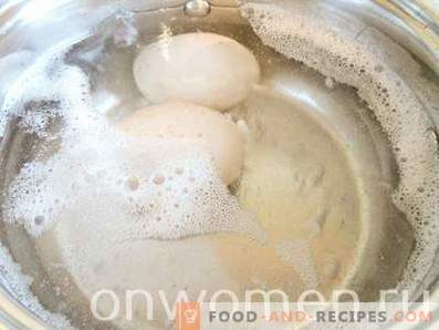 Insalata di granchio con mais, uova e cetrioli