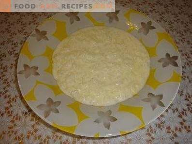 Porridge di riso sul latte in una pentola a cottura lenta