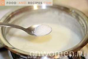 Semolina porridge with milk