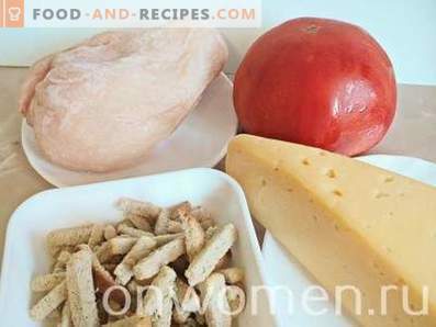 Insalata con pollo, formaggio, pomodori e cracker