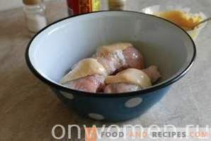 Cosce di pollo arrostite in una pentola a cottura lenta