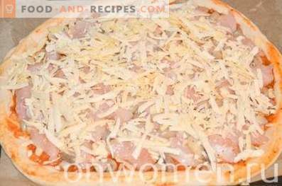 Pizza con pollo e funghi su pasta lievitata