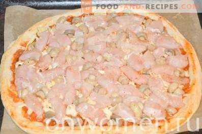 Pizza con pollo e funghi su pasta lievitata