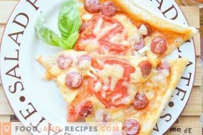 Pizza con salsicce e pomodori caccia