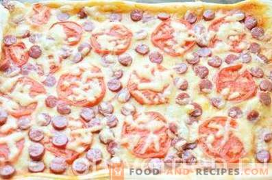 Pizza con salsicce e pomodori caccia