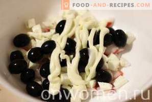 Insalata con bastoncini di granchio e olive