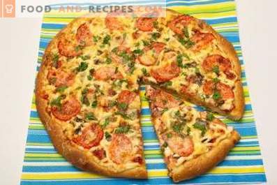 Pizza con salsiccia, funghi, formaggio e pomodori