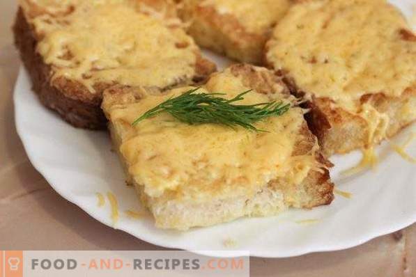 Crostini con formaggio e uova in padella