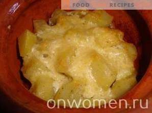 Carne con patate e funghi in pentole nel forno