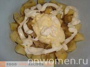 Carne con patate e funghi in pentole nel forno