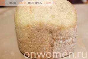 Biały chleb w wypiekaczu chleba