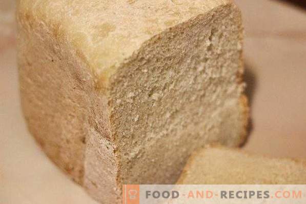 Biały chleb w wypiekaczu chleba