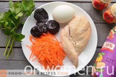 Insalata di pollo, prugne e carote coreane