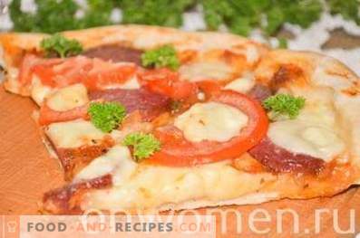 Pizza con salame e mozzarella su pasta lievitata