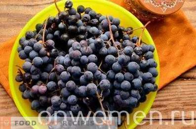 Composta di uva blu per l'inverno