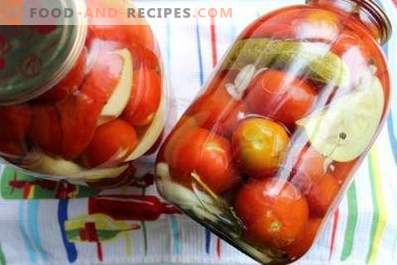 Assortiti per l'inverno di cetrioli e pomodori e peperoni e zucchine