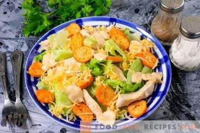 Salades met kip en crackers