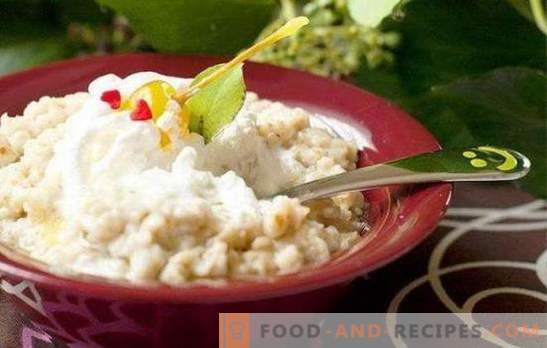 Porridge d'Ercole su latte: la ricetta per la migliore colazione. Porridge di Ercole nel latte con frutta secca, bacche, spezie, zucca