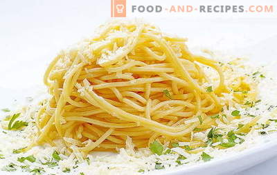 Gli spaghetti con formaggio sono un piatto italiano sul nostro tavolo. Ricette veloci per cucinare spaghetti con formaggio e vari additivi